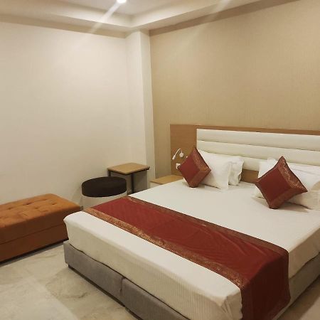 Hotel Xenia Varanasi Bagian luar foto