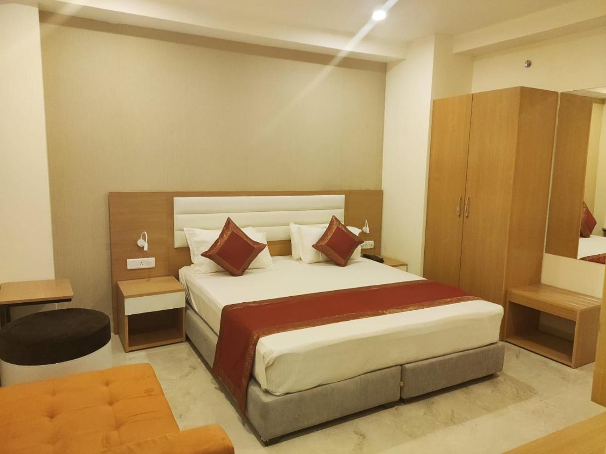 Hotel Xenia Varanasi Bagian luar foto