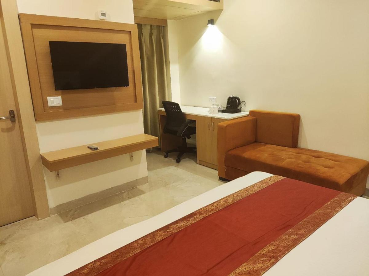 Hotel Xenia Varanasi Bagian luar foto