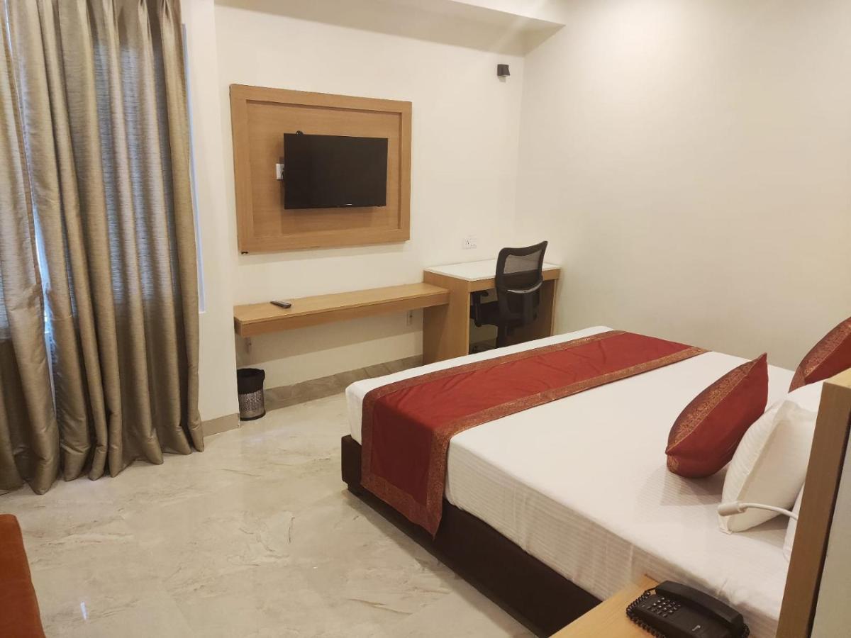 Hotel Xenia Varanasi Bagian luar foto