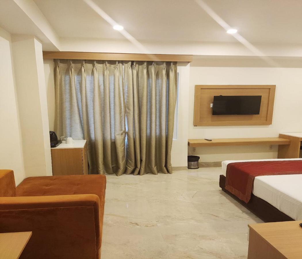Hotel Xenia Varanasi Bagian luar foto